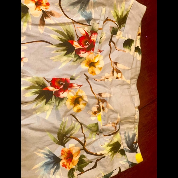 Beautiful Zara Basic floral shorts size 8 /Large - Picture 2 of 4